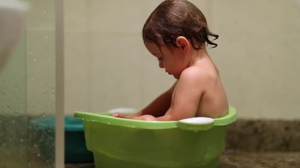 宝宝在家里的水桶里洗澡 清洁幼儿洗澡时间 — 图库视频影像