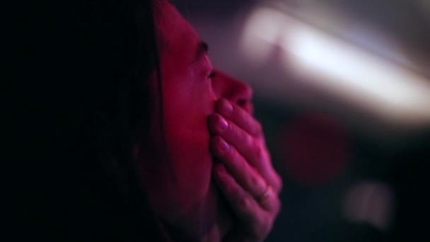 Vrouwelijke Bestuurder Nachts Gestopt Bij Rood Licht — Stockvideo