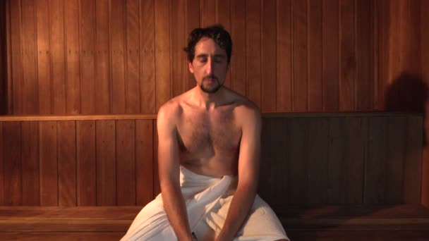 Uomo Rilassante Seduto All Interno Della Sauna Secca — Video Stock