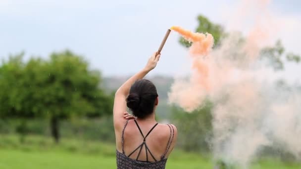 Eğlenceli Kadın Sis Bombasıyla Eğleniyor Turuncu Dumanla Sinyal Gönderen Kişi — Stok video