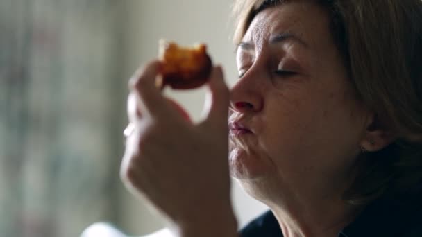 Franca Casual Mujer Mayor Comiendo Pedazo Pan Rebanado Para Desayuno — Vídeos de Stock