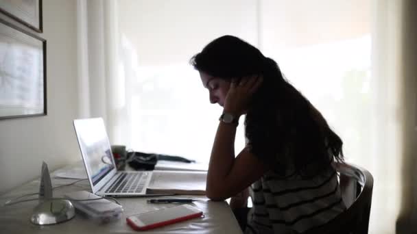 Sınav Için Evde Okuyan Genç Bir Kadın Masasında Açık Bilgisayar — Stok video