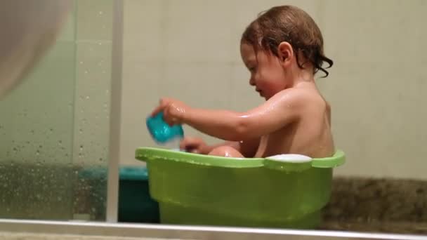 可爱的婴儿在塑料桶里玩玩具 — 图库视频影像