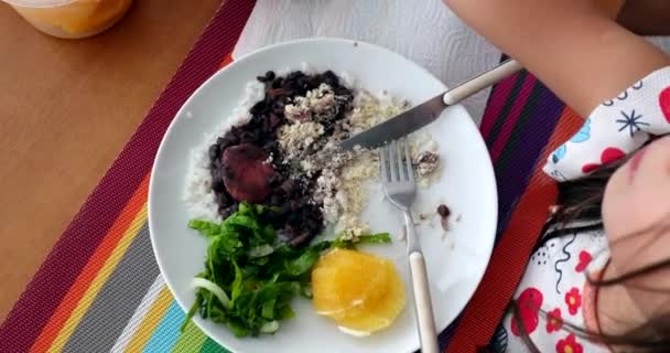Kind Isst Feijoada Traditionellen Brasilianischen Teller Reis Bohnen Und Gemüse — Stockvideo