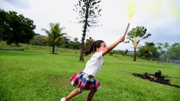 Niña Jugando Con Bomba Humo Fuegos Artificiales Fuera Del Patio — Vídeo de stock