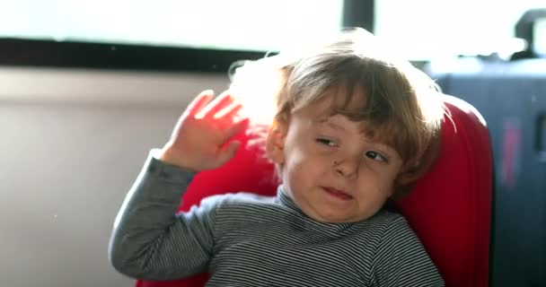 アレルギーの幼児は袖と手で鼻を拭く 鼻を動かす子ワイプ — ストック動画