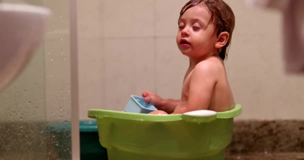 Mały Chłopiec Wiadrze Bierze Kąpiel Wanna Dla Dzieci — Wideo stockowe