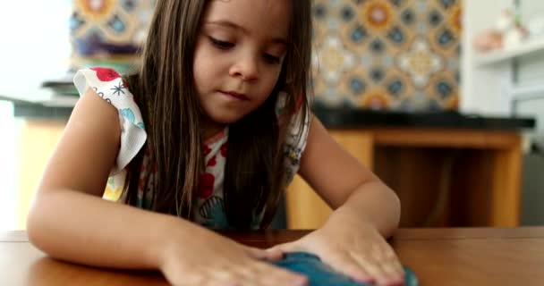 Anak Tangan Bermain Dengan Lendir Goo Gadis Kecil Tangan Dan — Stok Video