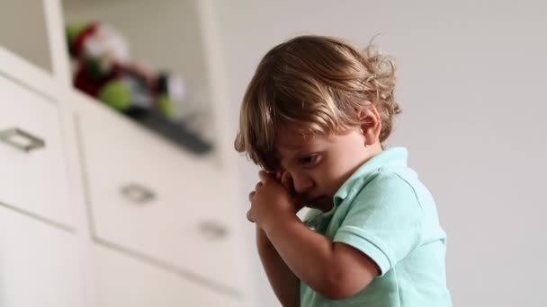 Csecsemő Gyerek Kezével Dörzsöli Arcát Fáradt Kisfiú Dörzsöli Arcát Kézzel — Stock videók
