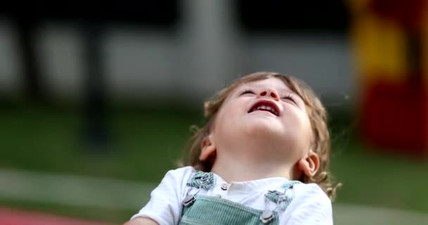 Joyeux Enfant Excité Tournant Sur Carrousel Aire Jeux — Video