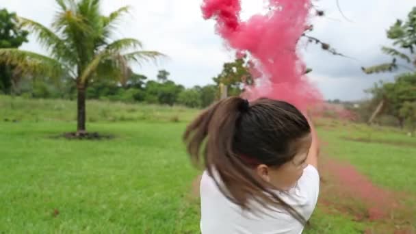 Chica Jugando Con Fuegos Artificiales Bombas Humo Niño Juega Con — Vídeo de stock