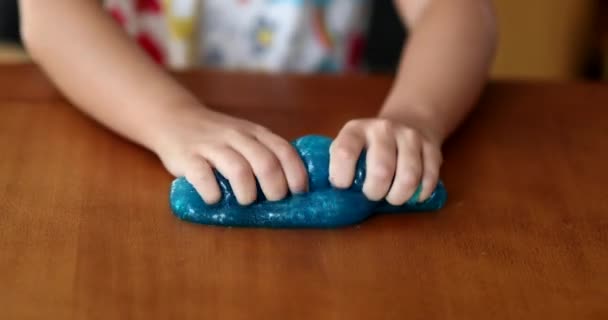 Yakın Plan Çocuk Elleri Mavi Plastik Yapışkanla Oynuyor — Stok video