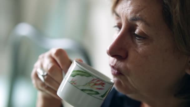 Casual Kvinna Tar Klunk Kaffe Vid Frukostbordet Blåser Varmt Kaffe — Stockvideo