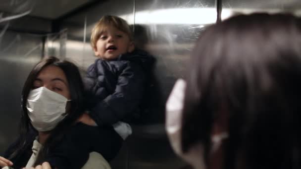 Mãe Vestindo Máscara Facial Vívida Segurando Bebê Criança Dentro Elevador — Vídeo de Stock