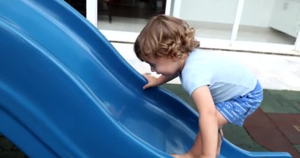 蹒跚学步的男孩爬上游乐场滑梯 — 图库视频影像