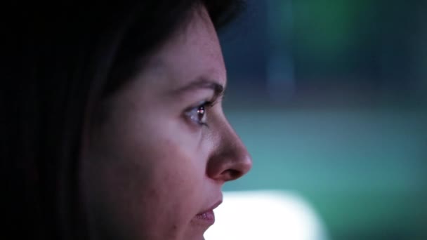 Boční Pohled Ženského Řidiče Noci Uvízl Zácpě Čekající Červené Světlo — Stock video