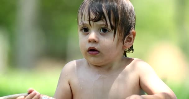 Kleinkind Spielt Sommertag Draußen Eimer Mit Wasserschlauch — Stockvideo