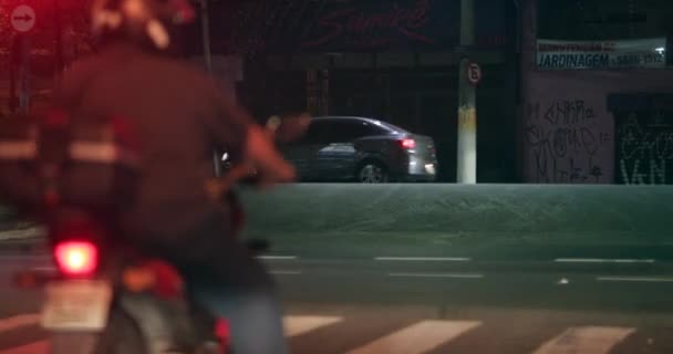 赤いライトで待っているオートバイのライダー — ストック動画