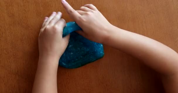 Çocuk Elleri Sümüksü Plastikle Oynuyor Çocuk Eli Yapışkan Lastik Yapışkanla — Stok video