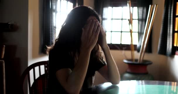 沮丧的年轻女子坐在家里 感到焦虑和忧虑 — 图库视频影像