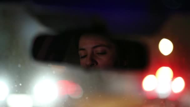 Mujer Vista Por Espejo Retrovisor Conduciendo Por Noche — Vídeo de stock