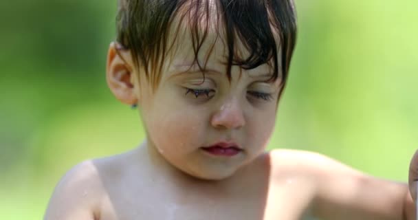 Liebenswertes Babykleinkind Porträt Nass Während Des Sommertages Draußen — Stockvideo