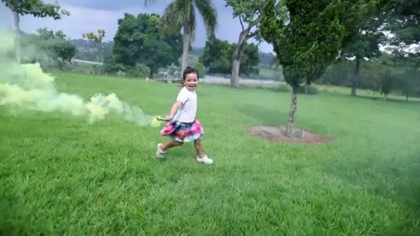 Маленька Дівчинка Грає Феєрверковою Димовою Бомбою Задньому Дворі — стокове відео