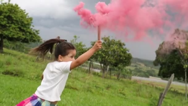 Gadis Kecil Memegang Asap Bom Kembang Api Berjalan Luar — Stok Video