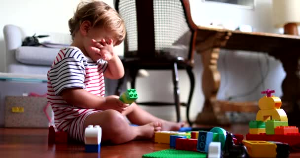 Niño Pequeño Frotando Nariz Cara Con Mano — Vídeos de Stock