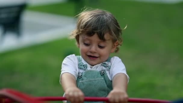 Lustiges Kleinkind Dreht Sich Auf Spielplatz Karussell Kind Lacht Und — Stockvideo