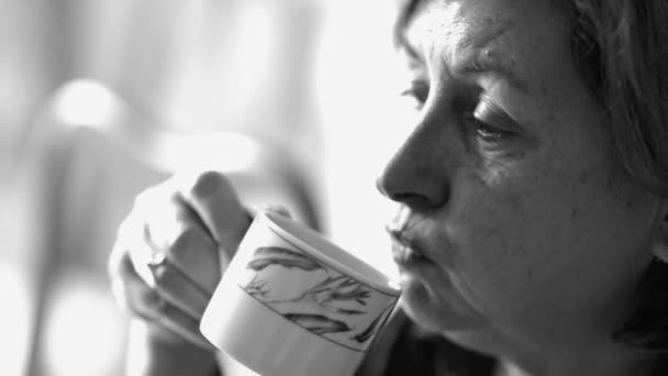 Noir Blanc Femme Décontractée Prenant Une Gorgée Café Table Petit — Video