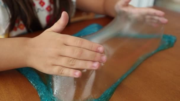 Çocuk Elleri Sümüksü Plastikle Oynayıp Kabarcık Oluşturuyor — Stok video