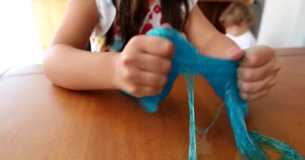 Детские Руки Играют Слизью Маленькая Девочка Крупным Планом Руки Пальцы — стоковое видео