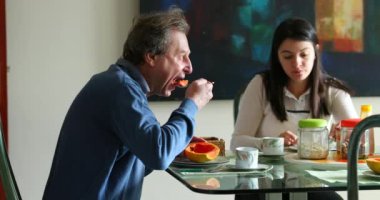 Sabahları kahvaltı masasındaki insanların samimi sahneleri.