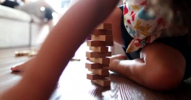 Çocuk ahşap yapı taşlarıyla oynuyor. Çocuk deneme yanılma oyunu