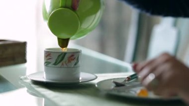 Kahvaltıda kahve servisi yapan samimi biri.