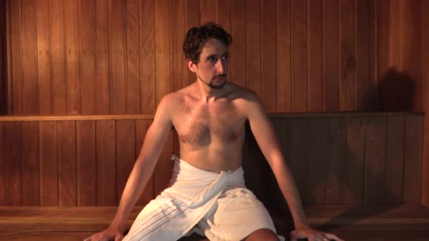 Homem Dentro Sauna Coçar Pescoço Pessoa Relaxante Sentado Sauna Aquecida — Vídeo de Stock