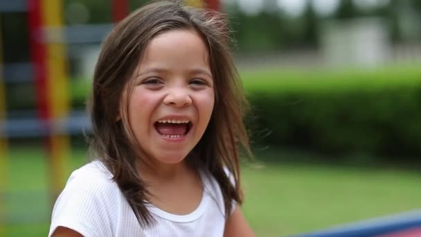 Niño Feliz Girando Carrusel Parque Infantil Niña Levantando Brazos Aire — Vídeo de stock