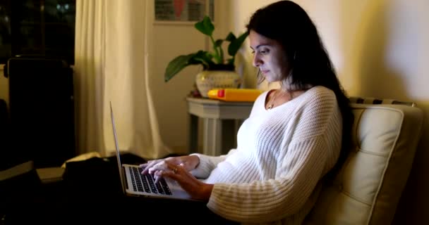 Egy Aki Otthonról Dolgozik Laptop Előtt Éjszaka Gépel Számítógépén — Stock videók