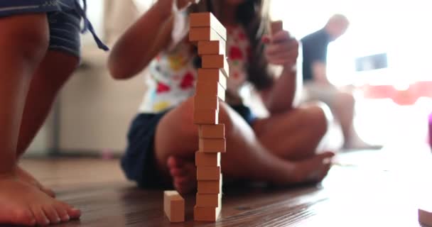 Angry Toddler Frère Détruire Soeur Blocs Construction Bois Avec Des — Video