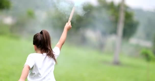 Petite Fille Tenant Une Bombe Fumée Colorée Enfant Joue Avec — Video