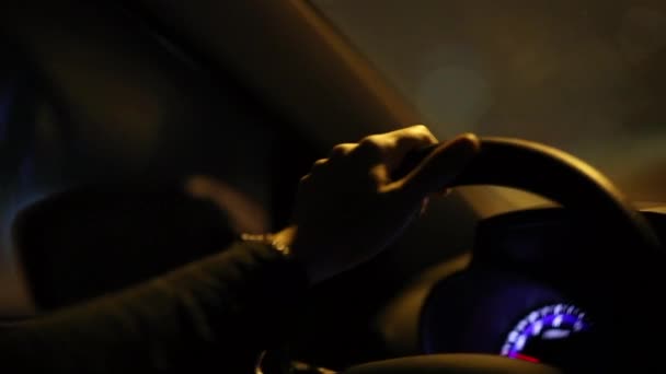 Manos Sosteniendo Volante Conduciendo Por Noche — Vídeos de Stock