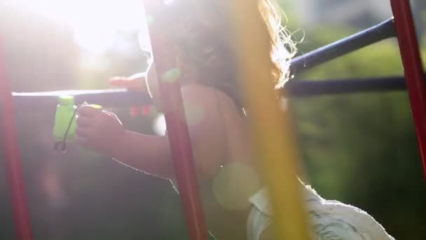 Çocuk Çocuk Dışarıda Oyun Parkındaki Maymun Barında — Stok video