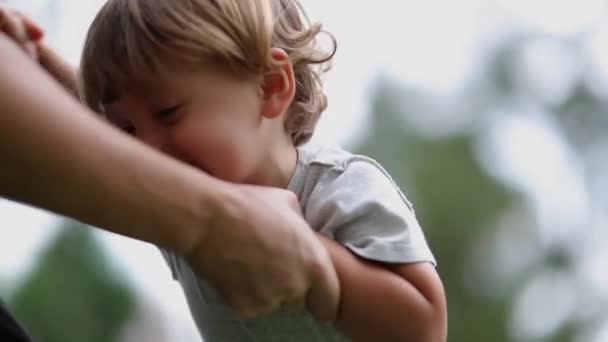 Genitore Che Cresce Bambino Madre Che Aiuta Bambino Scalare — Video Stock