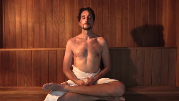 Человек Сухой Сауне Сидящий Медитирующий Расслабляющий — стоковое видео