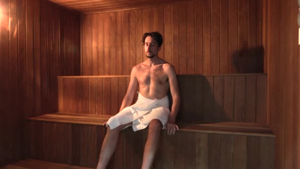 Een Man Die Sauna Betreedt Ontspannen Persoon Zittend Hittedroge Sauna — Stockvideo