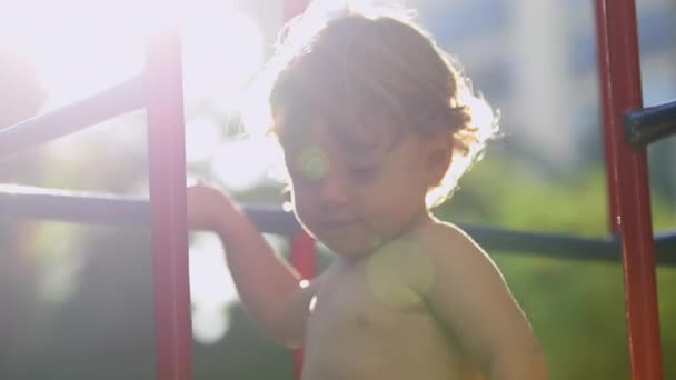 Aranyos Kisfiú Kisgyerek Kint Parkban — Stock videók