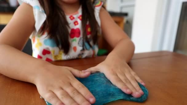 Kid Ręka Trzyma Śliski Niebieski Maź Gumowa Zabawka — Wideo stockowe