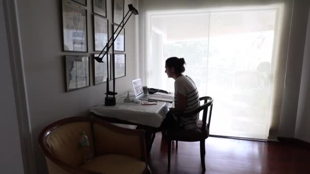 爆发期间 坐在家中工作的妇女 — 图库视频影像