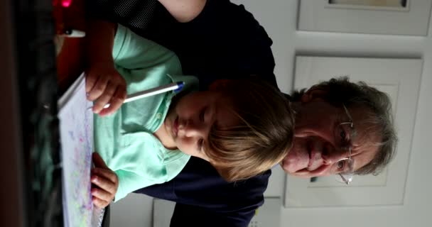 Vertical Video Dziecko Dziecko Siedzące Kolanach Dziadka Podczas Pracy Biurkiem — Wideo stockowe